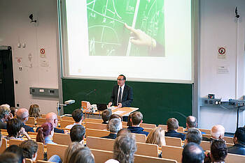 Prof. Dr. Uwe Här, Rektor der NBS, begrüßte die Gäste zur feierlichen Semestereröffnung