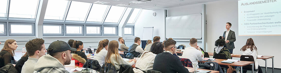 Vorlesung in einem Seminarraum an der NBS
