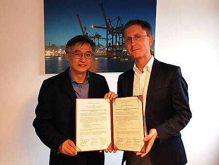 Übergabe der Dokumente: Professor Dr. Yung-Gi Wu, Dekan der School of Information and Design und Dr. Rüdiger von Dehn (Leitung, International Office der NBS), stellvertretend für die Hochschulleitung der Northern Business School