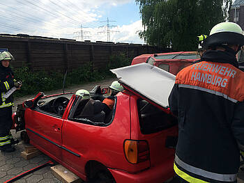 Rettungsübung mit NBS-Studierenden bei der Feuerwehr Hummelsbüttel
