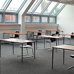 Seminarraum vorbereitet für Klausuren mit Abstandseinhaltung aufgrund von Corona