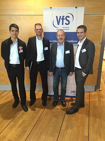 Studenten des Studiengangs Sicherheitsmanagement mit dem Studiengangleiter Prof. Dr. Reimer Eggers (3.v.l.) beim VfS Kongress in Potsdam