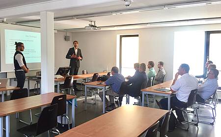 Die Studierenden stellen ihre Geschäftsidee vor.