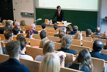 Herr Prof. Dr. Marco Becker stellt sich den Studierenden vor.