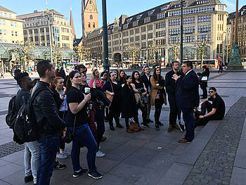 NBS-Kanzler Marc Petersen führte die dänischen Besucher bei strahlendem Sonnenschein durch Hamburg.