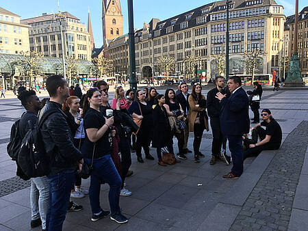 NBS-Kanzler Marc Petersen führte die dänischen Besucher bei strahlendem Sonnenschein durch Hamburg.