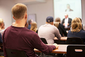 Erste Vorlesungen bereits während der Schulzeit besuchen: Oberstufenuni an der NBS