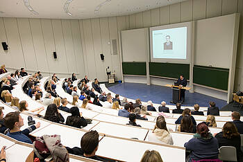 Der Kanzler der NBS Northern Business School, Marc Petersen, M.A., begrüßte die Anwesenden zur Semestereröffnung