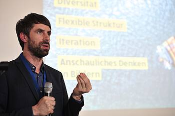 Prof. Dr. Sven Hermann bei seinem Vortrag