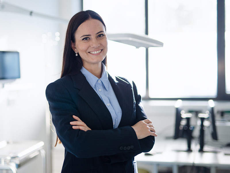 Klinikmanagerin am Arbeitsplatz